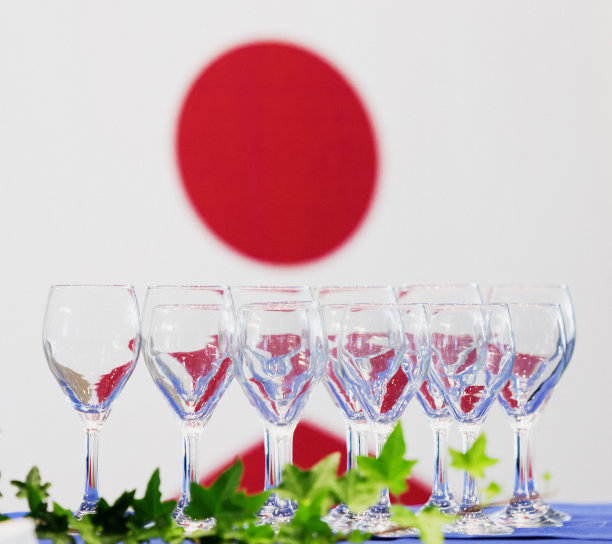 在接待处的桌子后面有日本国旗的酒杯图片下载