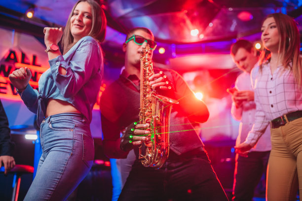 这个女孩和萨克斯管手一起演奏图片下载