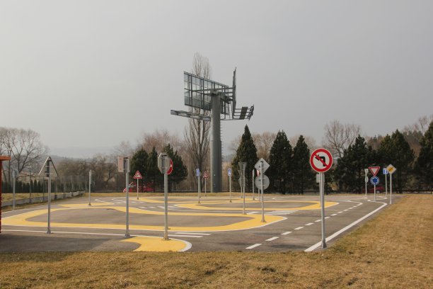 学校附近的交通游乐场。图片下载