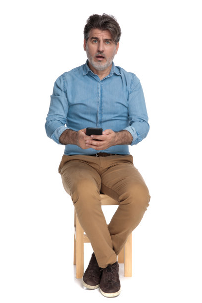 惊讶的休闲男人写在他的手机和喘气图片下载