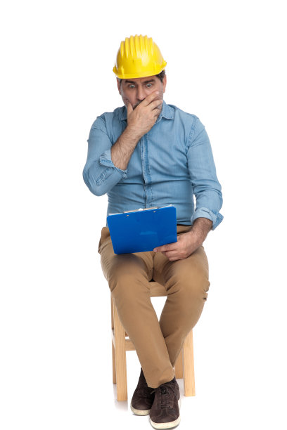 震惊的不经意的男人捂住他的嘴，从剪贴板上阅读图片下载