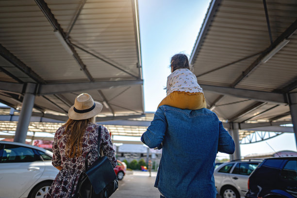 一个白人家庭带着女儿去超市图片下载