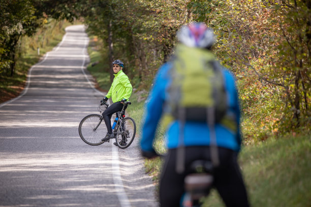 高级男子坐在他的自行车上等待他的朋友赶上自行车旅游-库存照片图片下载