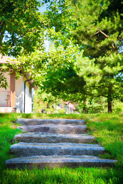 台阶是用灰色的石头做的。纹理或背景图片下载