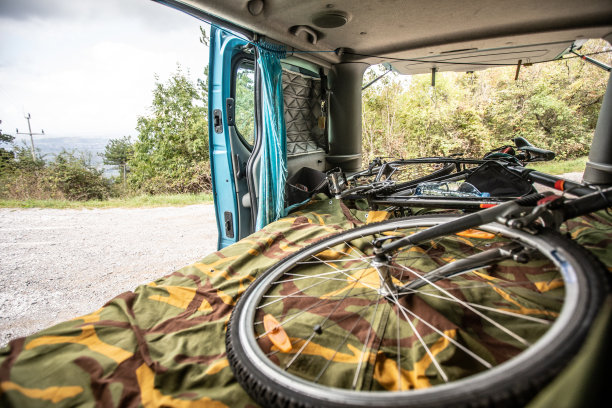 水平视图的自行车躺在汽车的后备箱与打开的门-股票照片图片下载