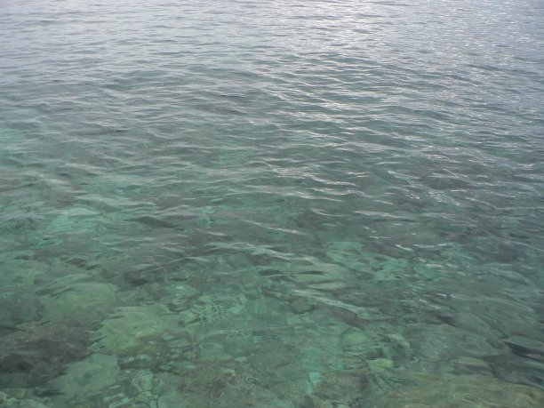 蓝色的海浪和白色的泡沫。金色的沙滩和蓝绿色的海水。暑假边框概念。热带岛屿度假背景。旅游横幅设计模板。图片下载