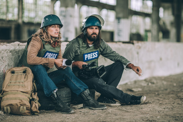 两个年轻的记者在战区图片下载