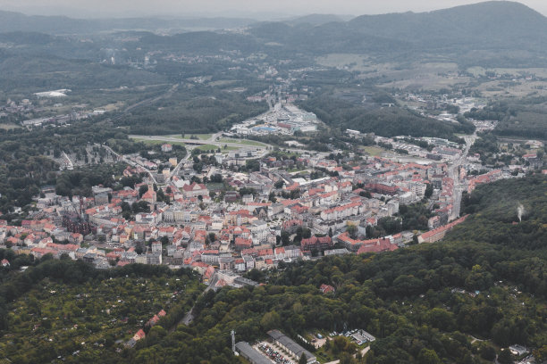 鸟瞰图Wałbrzych，一座被森林覆盖的山中的城市图片下载