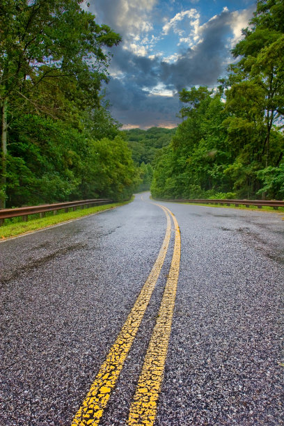 山路通向远方图片下载