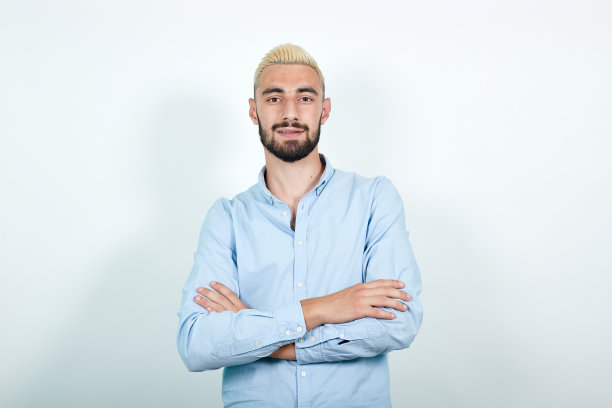 在孤立的白色背景下，金发、黑胡子的男人表现出了情感图片下载