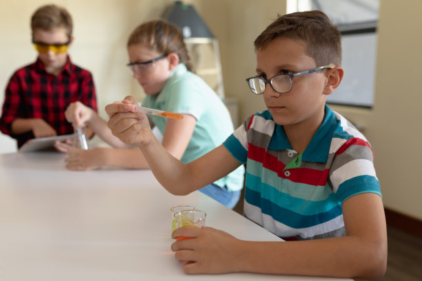 化学课上的一群小学生图片下载