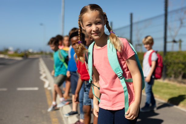 女学生在等待过马路时寻找车辆图片下载