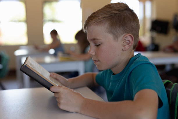 小学生坐在课桌前图片下载