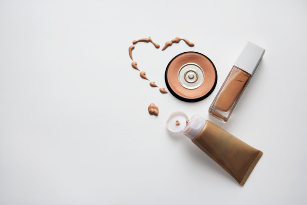 面部皮肤化妆品用心形画和复制空间图片下载