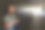 一名女生靠在走廊的储物柜上使用智能手机图片下载