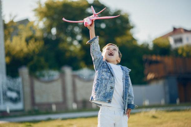 可爱的孩子们在夏天的公园里玩耍图片下载