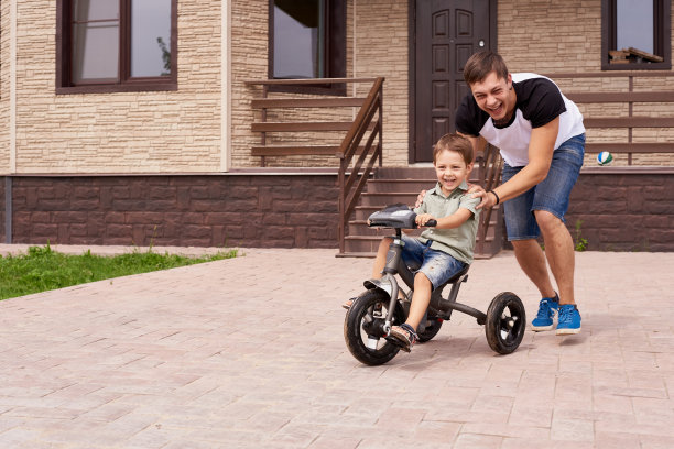 幸福的爸爸和儿子在户外骑自行车图片下载