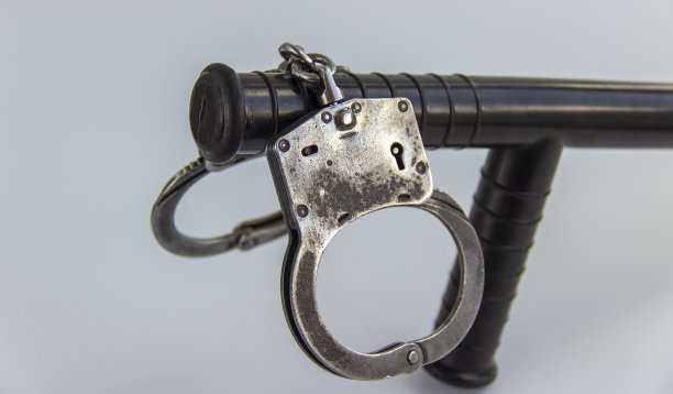 真正的警察手铐和警棍孤立在白色背景下图片下载