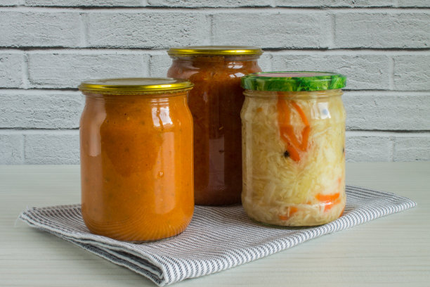 装有蔬菜零食的透明玻璃罐子图片下载