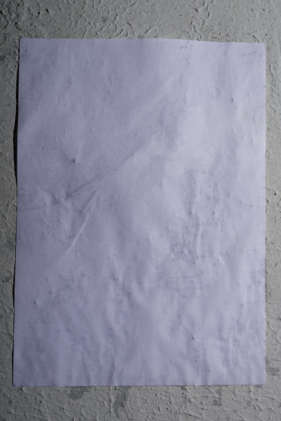 湿的白纸粘在墙上。湿纸纹理。图片下载