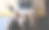 一个小女孩和她妈妈一起使用笔记本电脑图片下载