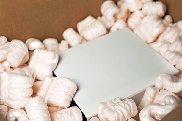 打开纸包，打开包装箱，惊喜。开盒内装填料，礼品中间包装。送货，运输服务，开业，复印空间图片下载