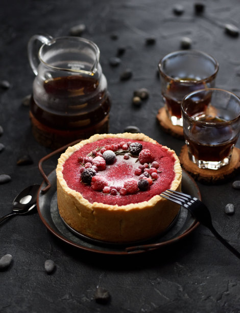 自制的食物。打开带生树莓和醋栗的金属托盘越橘派，黑咖啡和玻璃杯在黑色背景图片下载