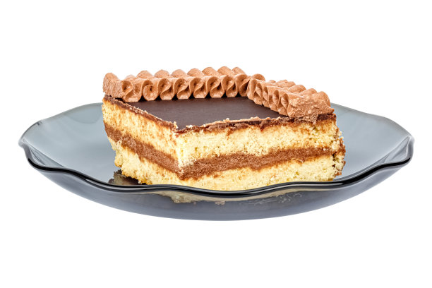 四分之一的巧克力酥饼，以奶油装饰装饰在黑色烟熏玻璃碟上，孤立在白色背景上图片下载