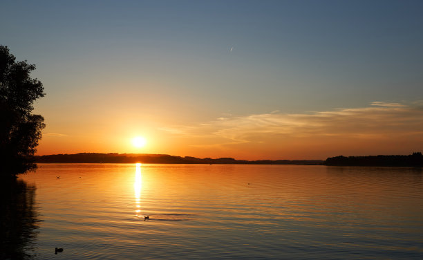 惊人的日落在基姆湖。德国。图片下载
