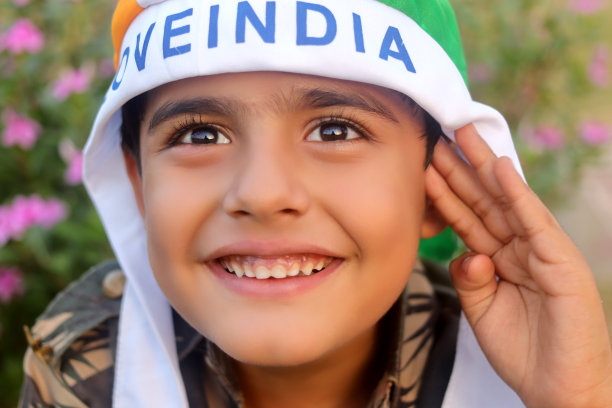 欢快的孩子穿着军装坐在户外写真图片下载