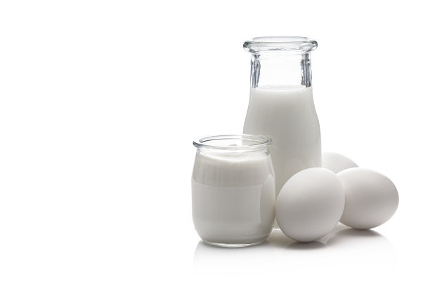 乳制品:牛奶，酸奶和鸡蛋孤立的白色背景图片下载