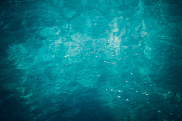 海滩，旅游和环境的概念。海洋水面纹理，复古夏季背景蓝色水图片下载