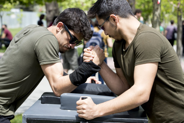 努力参加扳手腕比赛的朋友图片下载