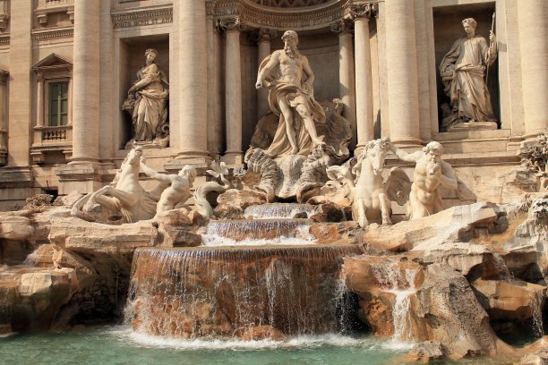 特莱维喷泉在阳光下闪闪发光图片下载