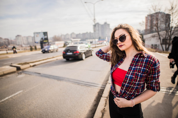 女孩在河边散步图片下载