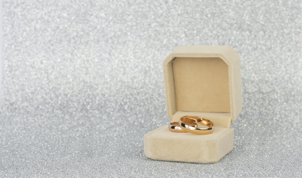 送给新婚夫妇的金婚戒礼盒图片下载