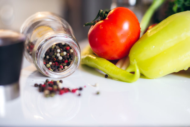 厨房柜台上放着蔬菜和胡椒图片下载