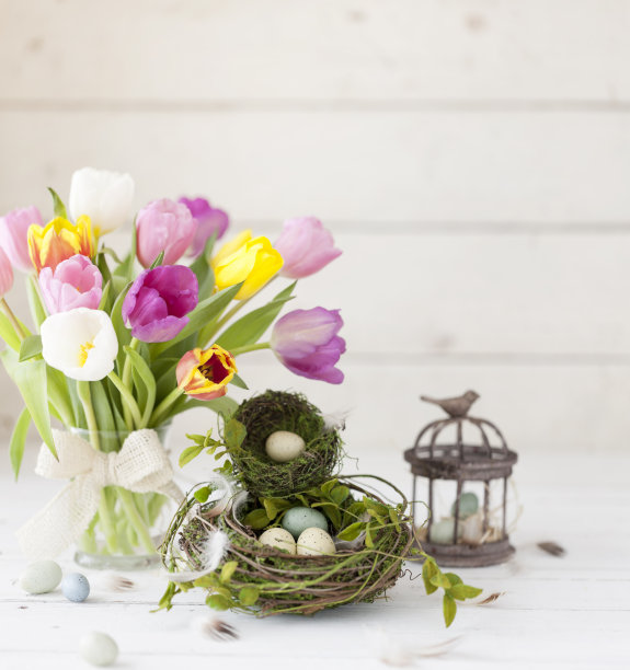 复古的复活节郁金香和复活节彩蛋在一个古老的白木背景图片下载