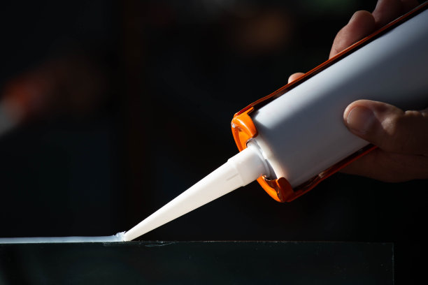 工匠们将硅树脂粘合剂用于一般和工业应用。图片下载