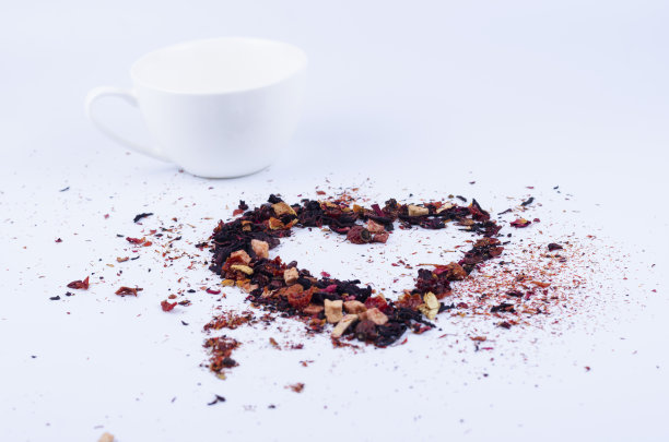 美丽的近距离照片水果茶摆放在一个心形与白色的杯子图片下载