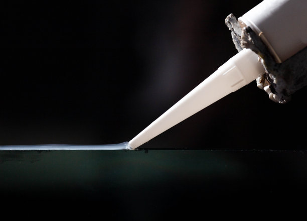 工匠们将硅树脂粘合剂用于一般和工业应用。图片下载