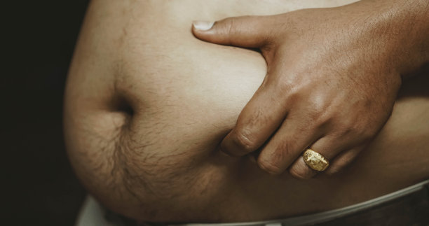 胖肚子的男人超重。减肥的概念。紧的衬衫。图片下载