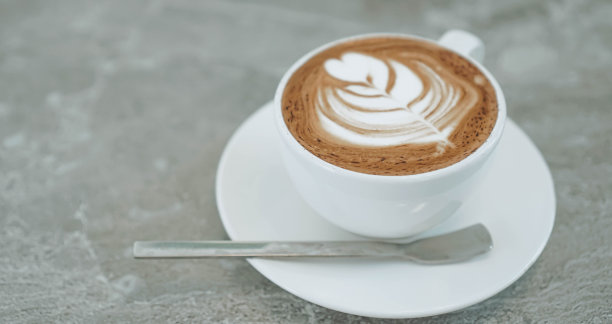 一杯拿铁咖啡和办公用品。带着快乐工作的概念图片下载