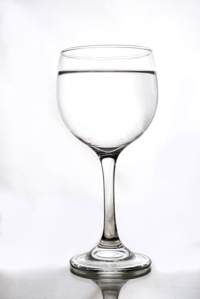 半透明的玻璃碗内液体隔离在白色背景图片下载