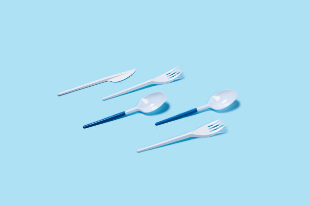 照片与白色汤匙在蓝色背景。图片下载