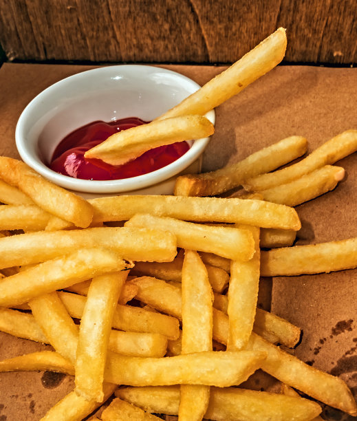 在一张木桌上炸土豆图片下载