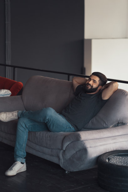 坐在沙发上放松的年轻人图片下载