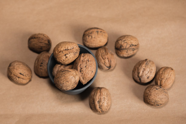 木背景上放了些核桃图片下载