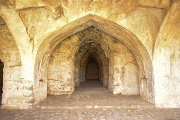 古老的废弃堡垒走廊图片下载