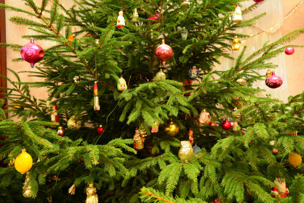 圣诞快乐的装饰品常青树作为节日背景。家居圣诞装饰-圣诞装饰图片下载